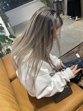 メリー オオサカ(Merly Osaka) ストレートでオシャレ！バレイヤージュ_silky white ash_