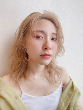 ノノリリ(NONORIRI) 前髪なしハイトーンハニーベージュハイライトなみなみウェーブ