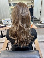 ペネロープ(Penelope)&nbsp;新宿/ロングレイヤー/ハイライト/ベージュ系/イルミナカラー