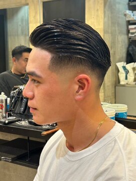 ビンゴ(BINGO) 1636黒髪刈り上げツーブロックフェードカットバーバースタイル