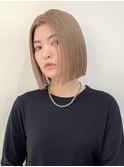 ハイトーンベージュカラーのきりっぱなしボブ