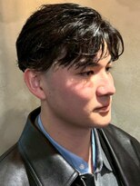 ディスイズバーバーサード(THIS IS BARBER 3rd)&nbsp;センターパート ビジネスヘア 黒髪 ニュアンスパーマ 20代
