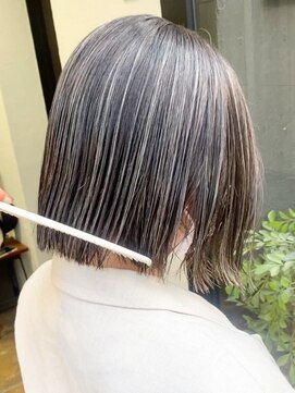 ノラ ウメダ(NORA UMEDA) 【NORA UMEDA 高木】切りっぱなしボブ&ホワイトハイライトカラー