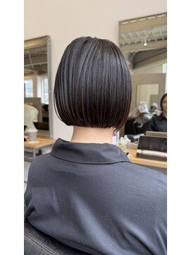 ジーレ(jiire) 前下がりのぱつっとボブ