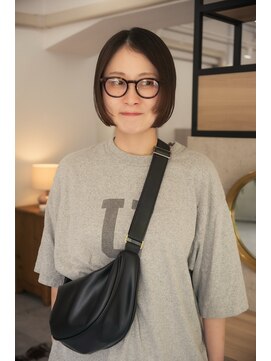 シー(thee) 前上がりレイヤーボブ