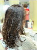 大人女子　ツヤ髪ゆるふわ毛先ワンカール　アッシュベージュ