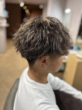 セレニテ(serenite) メンズ　波巻きツイストパーマ×立体感ハイライト