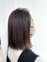 大人女性、白髪ぼかしハイライト