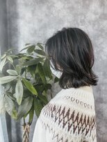 プロム(plom)&nbsp;【佐藤担当】ブルーブラック　外はねミディアム