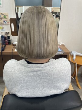 トロンヘアー(tronc hair) ホワイトシルバー/シルバーアッシュ/ホワイトブリーチ/ミニボブ