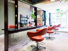 リマヘアー(lima hair)の雰囲気（自然光が入る、明るく落ち着いた店内。【くせ毛カット/メテオ】）