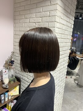 リーオオサカ(Lee Osaka) 切りっぱなしボブに