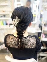 アトリエビューティーアミュ(atelier beauty AmU)&nbsp;結婚式 二次会 お呼ばれ 編みおろし×華やかアクセサリー