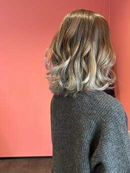 ヨーロー(YOLO)の写真/30代以上の女性にも好評な大人ブリーチ☆ダメージを抑えた施術で透明感とツヤ感のある綺麗な髪色に*