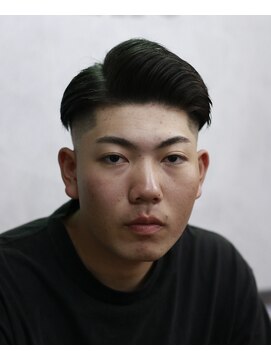 タフ バーバーショップ(TOUGH BARBER SHOP) サイドパート　スキンフェード