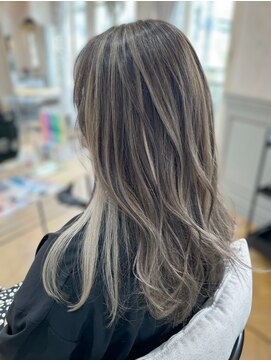 エレン(E L E N) ハイライト/インナーカラー/白髪ぼかし