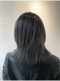 ブリーチ毛にアディクシーシルバーで染めました。