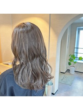 ユヌ(Une) アッシュブラウンカラー