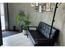 ガレージ(garage.)の雰囲気（落ち着いた雰囲気の待合スペース。）