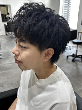 ヒュイル バイ ニアウ(Hwyl by Niau) メンズマッシュパーマニュアンスパーマスパイラルパーマ刈り上げ