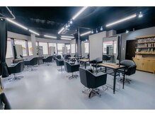 ジェニーバイメノン(JENNIE by Menon)の雰囲気（グレーと黒を基調としたお洒落で広々とした店内♪）