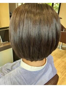 ミラートーク(MIRROR TALK) メテオカラーで艶々ボブ