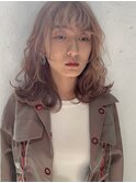 くすみピンクのミディアムヘア