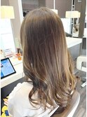 アッシュグレージュ大人可愛いロングレイヤースタイル