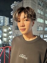 ロミーオム 本厚木(ROMMY. Homme)&nbsp;刈り上げスパイラルパーマ無造作センターパートメンズヘア