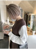 切りっぱなしたボブと１２トーンのミルクティーグレージュ