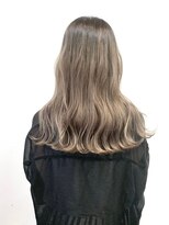 ジウ 上通り(JIU)&nbsp;ナチュラルグラデーションツヤ感ベージュ外ハネゆるふわロング