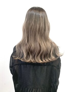 ジウ 上通り(JIU) ナチュラルグラデーションツヤ感ベージュ外ハネゆるふわロング