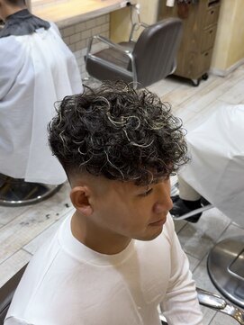 グルーマーズトウキョウ(GROOMER/S TOKYO) スペインカール+ハイライト【外国人風パーマ メンズパーマ】