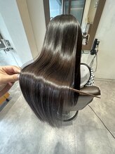 美髪酸性ストレート自然な艶とまとまりを叶えるストレートメニュー