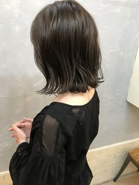 ラヴリア カミツ(LOVERIA KAMITSU) ふんわり暗髪外ハネロブ