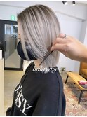 根本だけ少し暗めのホワイトカラー_silky white balayage_