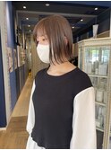 赤み消しベージュカラーの切りっぱなしボブ