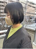 軽めのミニボブに黒髪