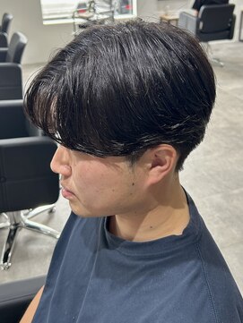 ヒュイル バイ ニアウ(Hwyl by Niau) メンズカットパーマニュアンスアイロンセンターパート刈り上げ