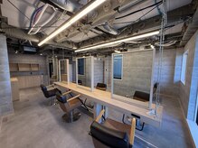 パル アット ラナイ(PaL at Lanai)の雰囲気（無機質な素材と木の温もりが調和した静かで洗練されたサロン空間）