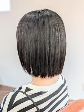 ウィスカーヘアー(whisker hair) ストレートボブ