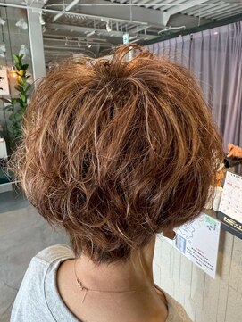 ギネス(Giness) 【ふんわり×動き】くせ毛風エアリーショートハイライトカラー