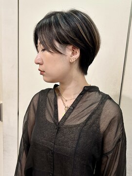 リアン アオヤマ(Liun Aoyama) 2ブロック　ハイライトショート インナーグレージュ