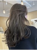 顔まわりのレイヤーカットに透明感アッシュグレージュ