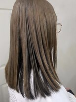 イル(iLu.)&nbsp;アッシュベージュ/ブラック/アンブレラカラー/切りっぱなしロブ