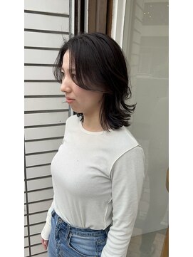 ヘアデザイン ソラ(Sola) くびれS字ウェーブ暗色ミディアムレイヤー×ふんわり斜めバング