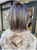白髪ぼかしハイライト×切りっぱなしボブ