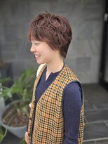 メゾン アヴァロ(Maison Avallo) ピングブラウンのカーリーヘア