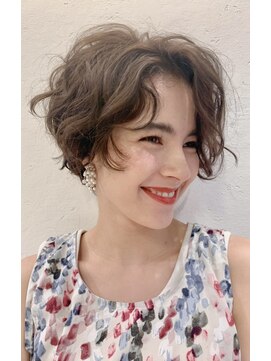 マグノリア オモテサンドウ(MAGNOLiA Omotesando) フラッフィーショートパーマ・・・HINATA