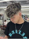 スペインカールホワイトメッシュフェードメンズ髪型短髪